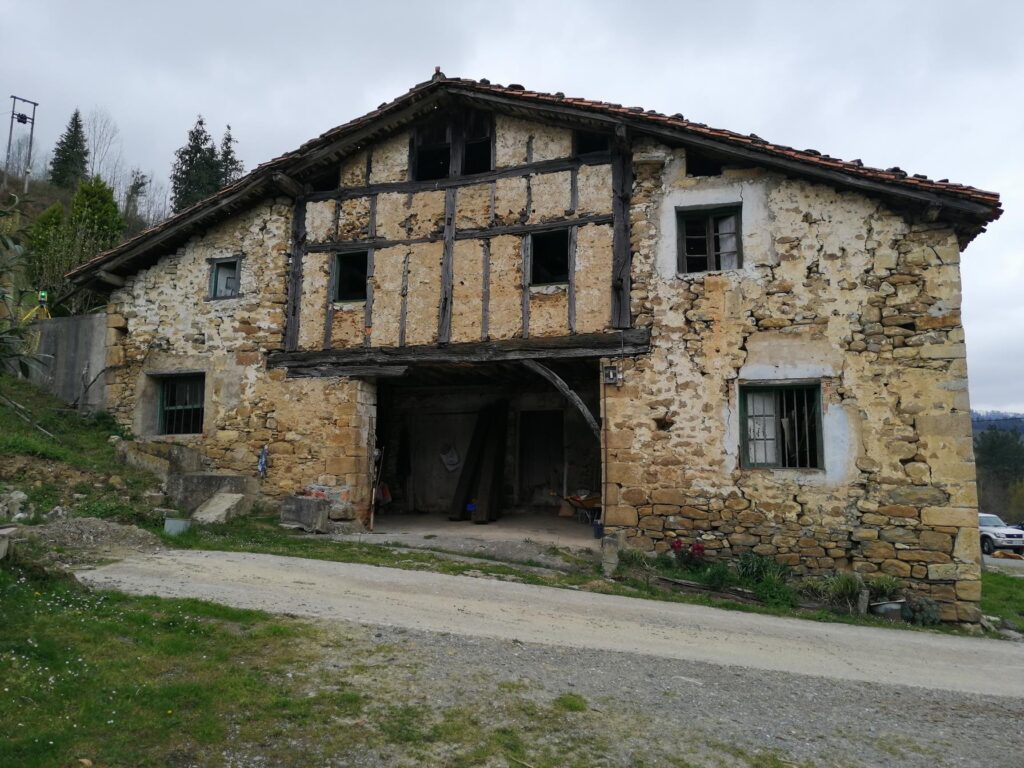 estado original caserío vasco en Ziortza-Bolibar