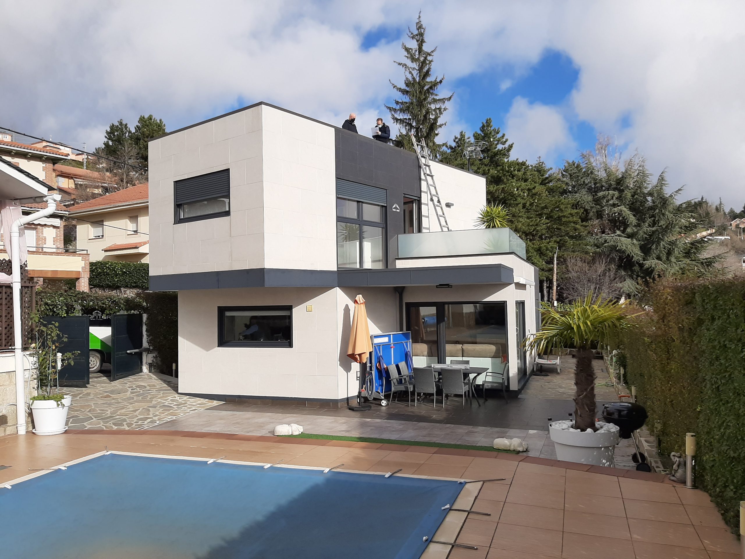 VIVIENDA CON PISCINA